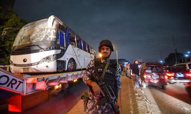 Die ägyptische Regierung versucht, nach dem Anschlag auf diesen Touristenbus, Stärke zu demonstrieren.
