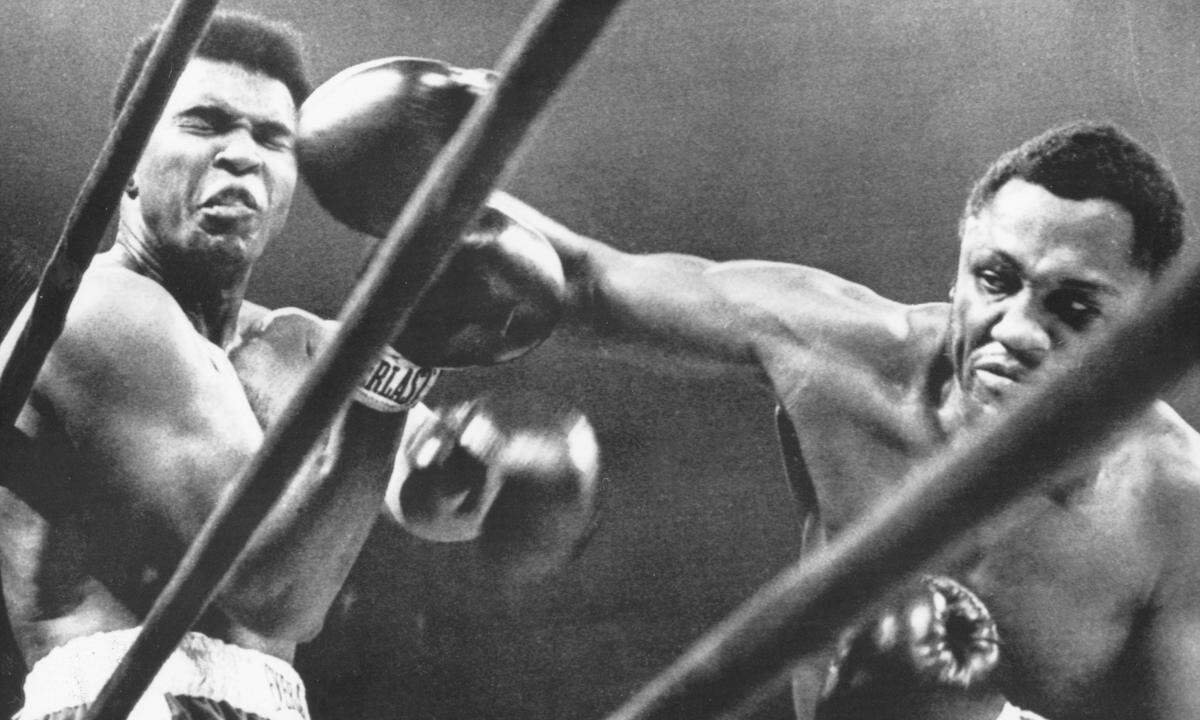 Muhammad Ali (l) kassiert einen schweren Kopftreffer seines Kontrahenten und Landsmann Joe Frazier. Ali liefert sich 1971 vor 20.500 Zuschauern im New Yorker Madison Square Garden einen erbitterten Fight im 'Kampf des Jahrhunderts'. Am Ende gewann Titelverteidiger Frazier den über 15 Runden führenden Kampf nach Punkten. Smokin' Joe starb am 7. November 2011 in  Philadelphia