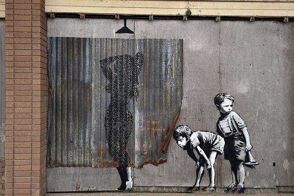 Die Schablonengraffiti des geheimnisvollen Künstlers Banksy sind so beliebt, dass sie auch gerne einmal aus der Wand geschnitten und zu Millionenpreisen verkauft werden. Auch "Dismaland" kommt nicht ohne die charakteristischen Motive aus.