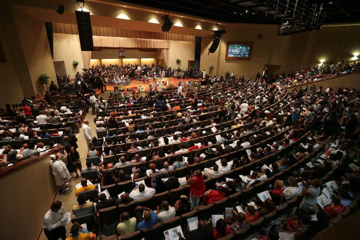 Die etwa 5000 Plätze in einer Baptistenkirche in St. Louis im Staat Missouri waren restlos gefüllt, sodass Hunderte Menschen in einen zweiten Saal auswichen.