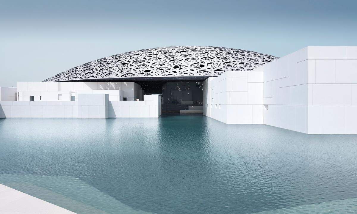 Was die Pyramide von Ieoh Ming Pei für den Louvre in Paris, ist die flache Kuppel aus 8000 überlappend angeordneten Sternen von Jean Nouvel für den Louvre Abu Dhabi, der soeben eröffnet hat.