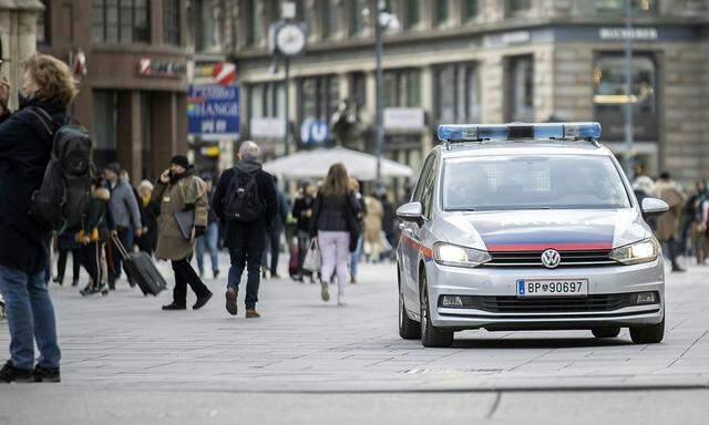 Ein Polizeiauto am Stephansplatz in Wien am Mittwoch.