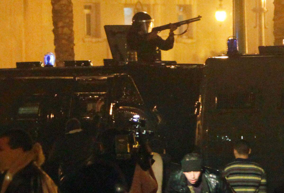 Zwei Demonstranten sterben im nordägyptischen Suez bei gewaltsamen Zusammenstößen zwischen Demonstranten und der Polizei. Ein Polizist in der Hauptstadt Kairo sei seinen Verletzungen erlegen, die ihm Demonstranten im Stadtzentrum beigebracht hätten, teilen die Sicherheitsbehörden mit.