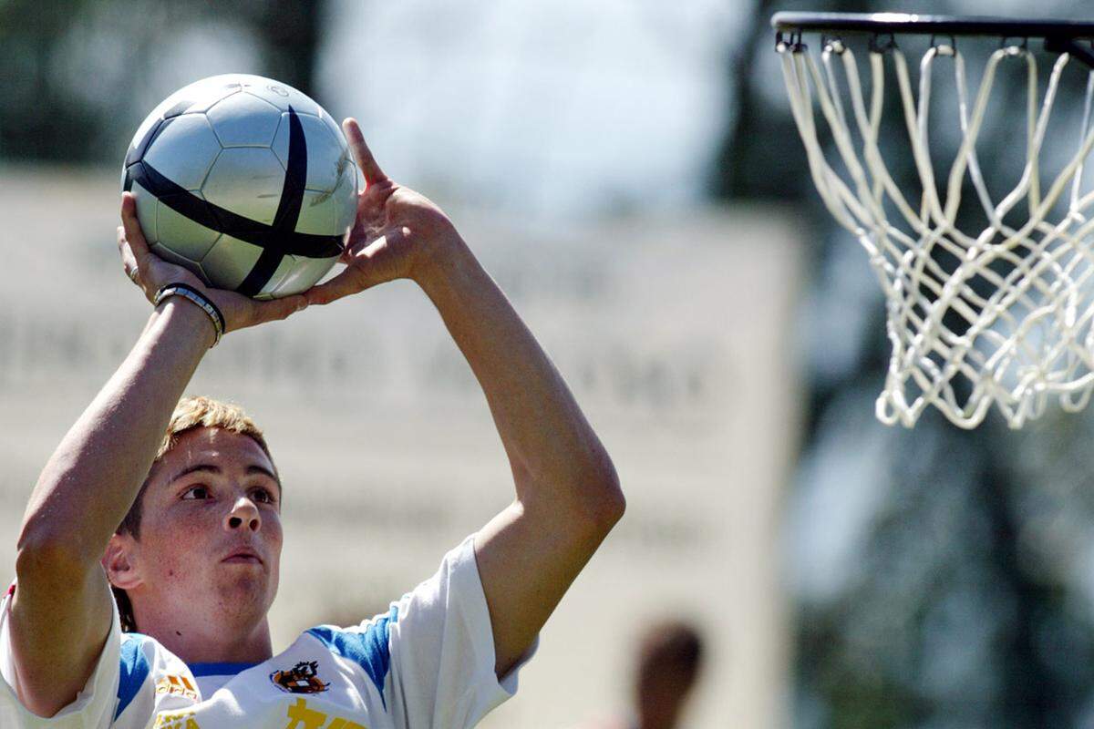 Fernando Torres zeigt zwar gute Ansätze im Basketball, aber vom Fußball kann der Spanier eben einfach nicht ganz lassen.