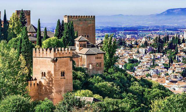 Die Alhambra in Granada verzaubert mit kunstvoller Wasserarchitektur, maurischer Ornamentik und einem orientalischen Paradiesgarten.