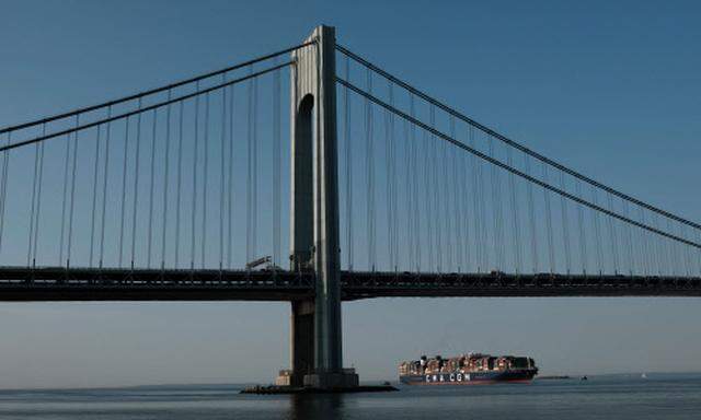 Ein riesiges Containerschiff nähert sich dem Hafen in New York. Die Wirtschaft boomt wieder.