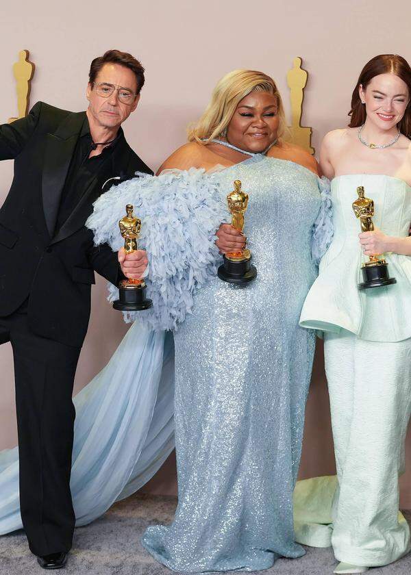 V. l. n. r.: Robert Downey Jr., Da’Vine Joy Randolph, Emma Stone, Cillian 
Murphy: Prämierte Stars aus verschiedenen Filmen posieren gemeinsam für die Kamera, im friedlichen Oscar-Taumel vereint.