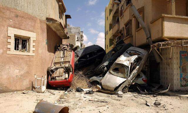 Eine Barrikade aus Autowracks in Bengasi. In der zweitgrößten Stadt Libyens im Osten des Landes hatten schwere Kämpfe gegen jihadistische Gruppen getobt.