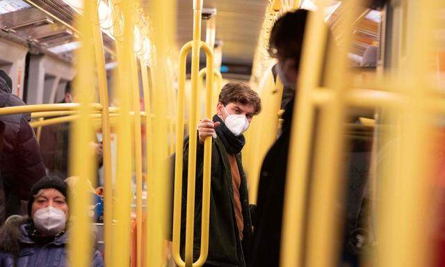 In öffentlichen Verkehrsmitteln bleibt die Maskenpflicht aufrecht. 