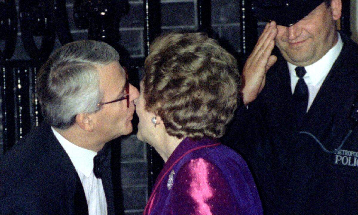 Liebe, Leidenschaft, Freundschaft - Verbundenheit. Im letzten Jahr der harten Ära Thatcher soll am 6. Juli 1990 der erste "National Kissing Day" in Großbritannien gefeiert worden sein. Von da an wurde der Aktionstag international bekannt. Passend zum Anlass sehen wir uns ein paar Zärtlichkeiten näher an. Hier wird die "Eiserne Lady" übrigens von ihrem Nachfolger, dem früheren Premierminister John Major, geküsst.