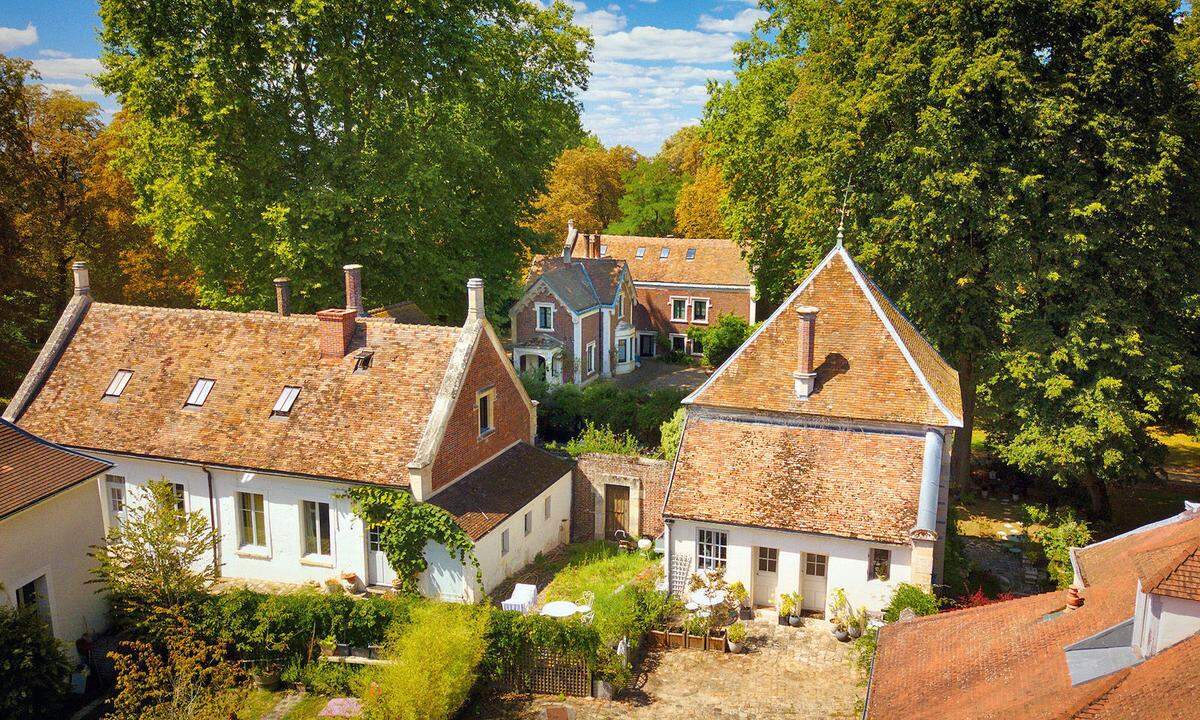 Klingt nach französischem Film, nach einem Wochenende auf dem Land. ­Dabei ist das ländlich anmutende Anwesen um das Château du Piple keine 30 Minuten mit der Regionalbahn RER von Paris entfernt. Das Bauernhaus gehört ursprünglich zu einem Schloss, in dem sich auch Madame de Pompadour gern aufhielt. Heute ist es eine Liegenschaft, die man über Airbnb mieten kann, für beschauliche Tage im Grünen vor den Toren der Megametropole (nicht für Feste). Ein Park mit zumindest hundert Jahre altem Baumbestand umgibt das gut restaurierte Objekt, dazu ­umringt viel Wald das Anwesen. Drinnen gibt es alle Annehmlichkeiten für den heutigen Urlauber, von der Sauna bis zu einem lauschiges Plätzchen fürs Yoga, insgesamt 260 Quadratmeter Wohnfläche werden geboten. Hübsch ist auch die dörfliche Umgebung, ­zum Markt und zur Bäckerei sind’s nur drei ­Minuten. www.airbnb.at