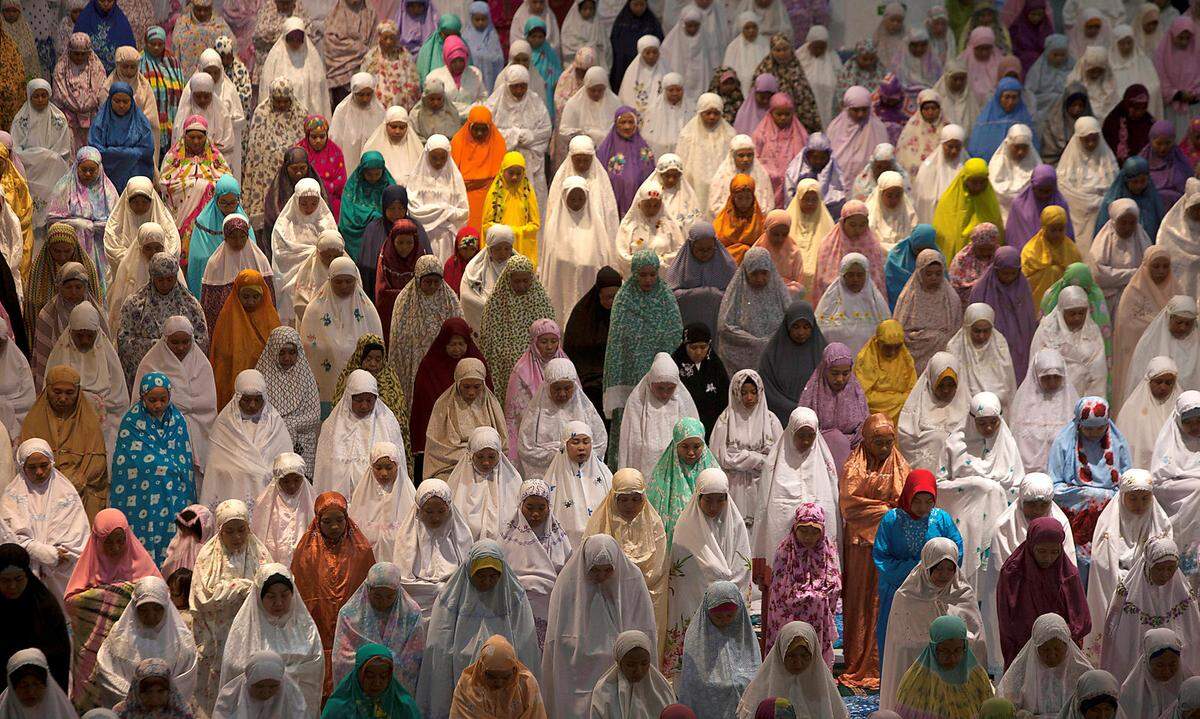 Die strengen Fastenregeln gelten nicht für alle Muslime - es gibt auch Ausnahmen: Frauen ist das Fasten während der Menstruation verboten. Schwangere, Kranke und Reisende sind von der Fastenpflicht befreit. Auch Altersschwache und Kinder sind von dieser religiösen Pflicht ausgenommen.  Muslimische Frauen beim Gebet in der Moschee von Surabaya, Indonesien  
