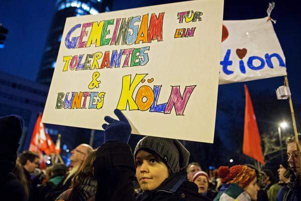 Die Demonstranten zeigten Plakate mit Sprüchen wie "Gemeinsam für ein tolerantes und buntes Köln" oder "Vielfalt statt Einfalt".