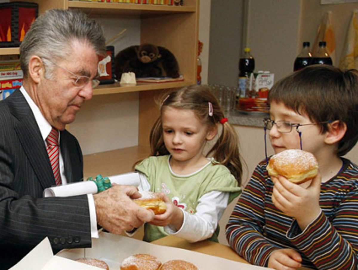 Bundespräsident Heinz Fischer versucht es mit Bestechung.