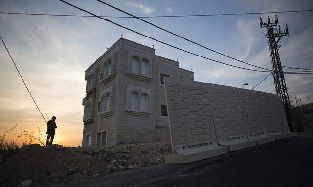 Die neue Mauer zwischen dem palästinensischen Viertel Dschabal Mukaber und dem jüdischen Viertel Armon Hanaziv.