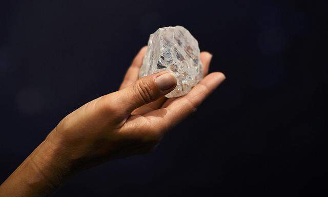 A model shows off The 1109-Carat ´Lesedi La Rona´, rough diamond during a media event in London