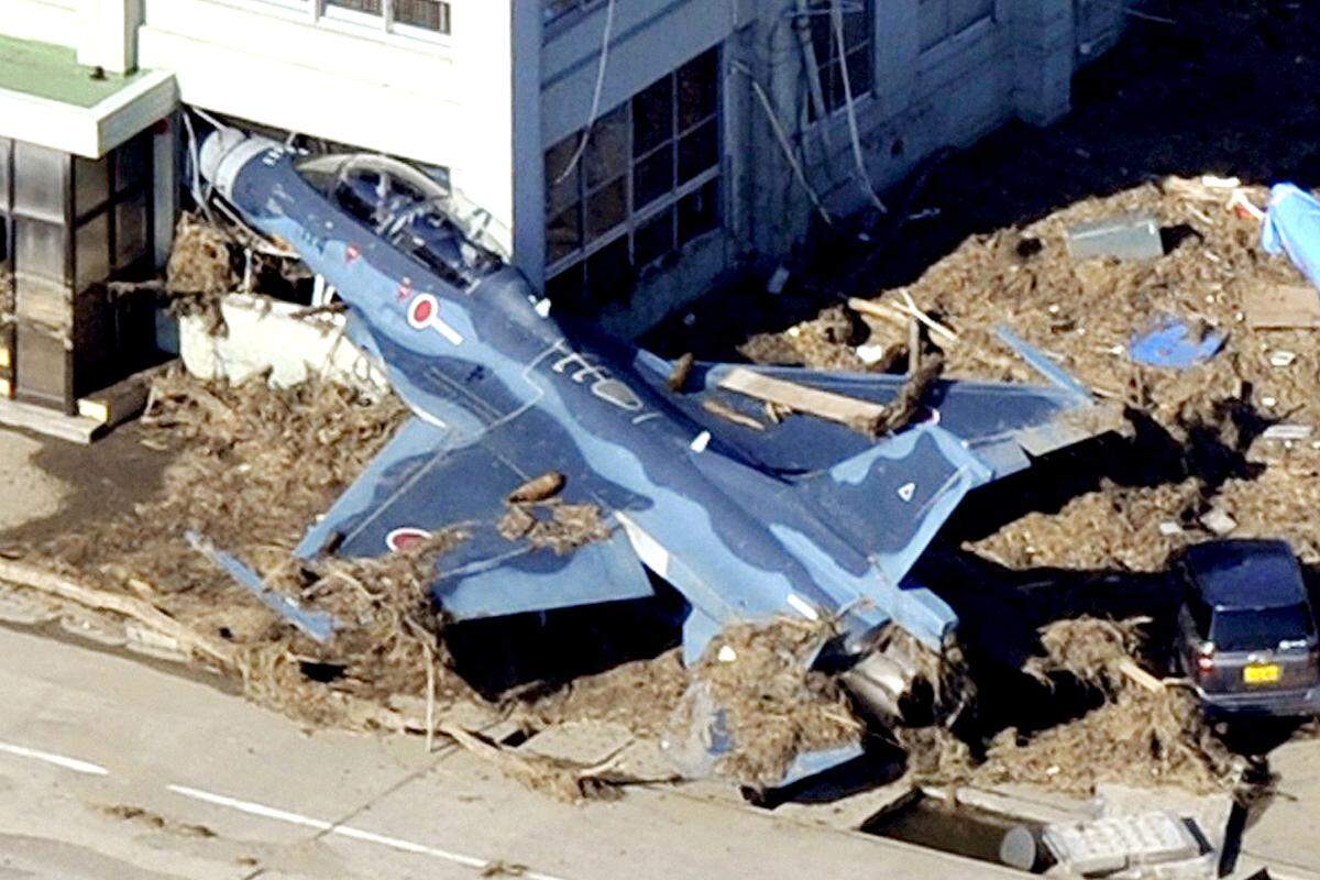 Freitag (11. März): Ein Mitsubishi F-2 Kampfflugzeug wurde bei der Luftwaffenbasis Higashimatsushima in ein Haus gespült.
