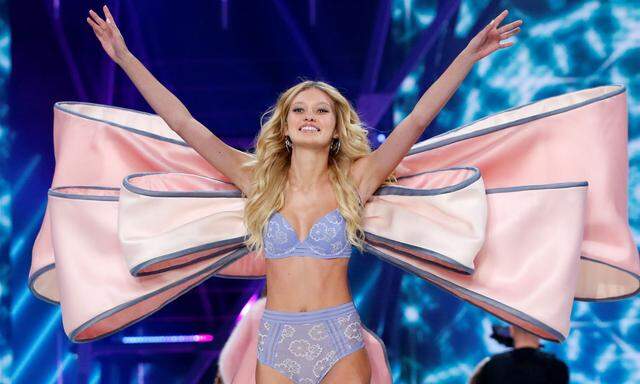 Model Brooke Perry presents a creation during the 2016 Victoria´s Secret Fashion Show at the Grand Palais in Paris