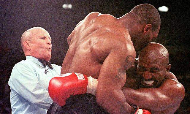 Der Skandal: Mike Tyson biss Evander Holyfield 1997 ein Stück seines rechten Ohres ab.