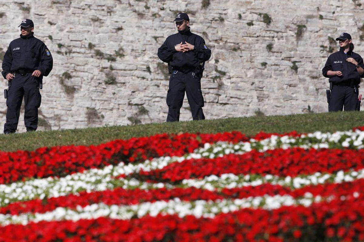 Ein Polizeisprecher bestätigte drei Schüsse aus einer Luftdruckwaffe in Richtung Sicherheitskräfte. Bei dem Vorfall vor der Papst-Messe in Erfurt sei niemand verletzt worden. Der mutmaßliche Täter wurde festgenommen.