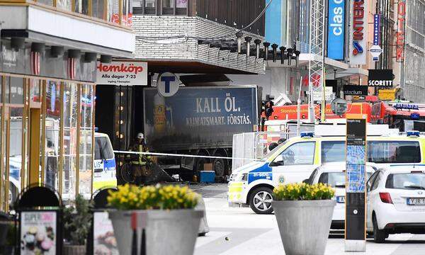 Ein Lastwagen ist in Stockholm am Freitagnachmittag durch eine Fußgängerzone in der Innenstadt gerast und anschließend in das Gebäude eines Kaufhauses gefahren.