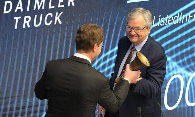 Daimler-Chef Källenius (l.) reicht Daimler-Truck-Boss Daum die Börsenglocke. 