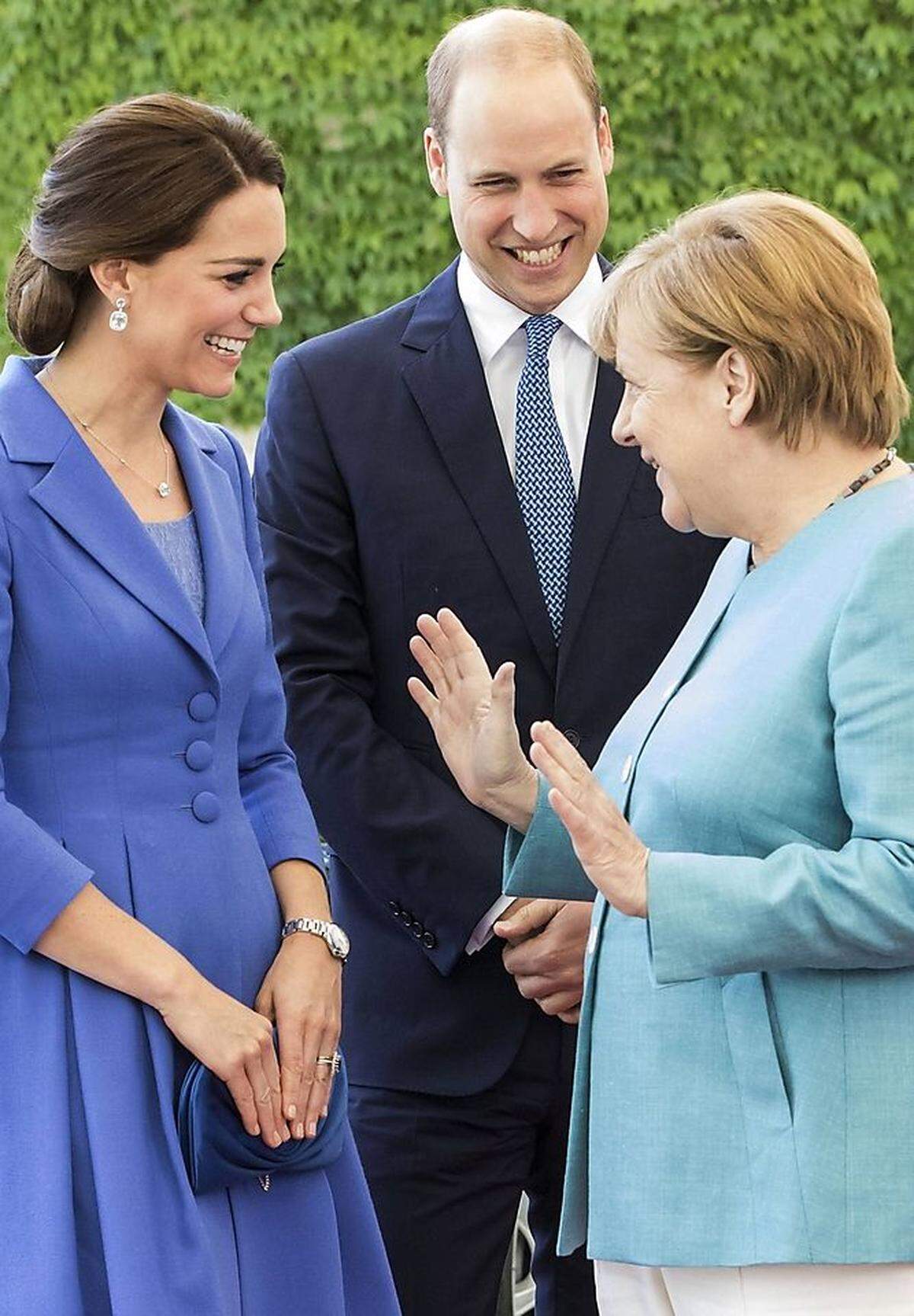 Bundeskanzlerin Angela Merkel schien das Farb-Memo ebenfalls erhalten zu haben. (Kates Clutch stammt von Jimmy Choo.)
