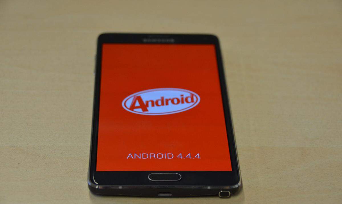 Wie gewohnt kommt kein pures Android zum Einsatz. Wie auch andere Hersteller hat Samsung seine eigene Oberfläche mit dem Namen TouchWiz.Bei der Software setzt Samsung auf Android 4.4.4 (Kitkat). Ein Update auf das kürzlich vorgestellte Lollipop 5.0 ist für Anfang des nächsten Jahres zu erwarten. Dennoch sind schon bereits jetzt einige Merkmale der neuen Android-Version im Ansatz zu erkennen. 