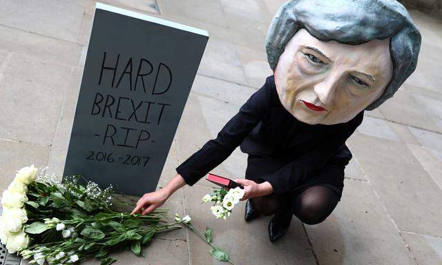 Wer den Schaden hat . . .: Eine Aktivistin, maskiert als Theresa May, illustriert am Tag nach der Wahl in London, wie gering die Chancen auf einen Brexit nach Wunsch sind.