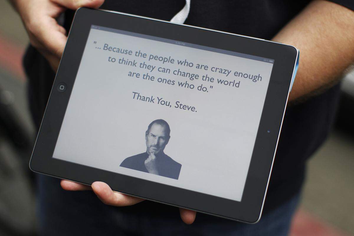 Am 5. Oktober 2011 stirbt Steve Jobs an den Folgen der Bauchspeicheldrüsen-Krebserkrankung. Nach seinem Tod werden Befürchtungen laut, dass es auch das Ende von Apple bedeutet.