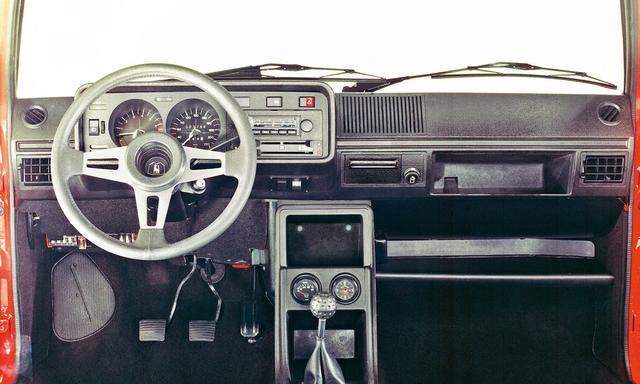 Noch frei von Assistenz und streng analog: Cockpit des ersten Golf GTI, 1976.