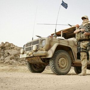 Archivbild eines österreichischen Eufor-Soldaten unter der EU-Flagge im Tschad. Immer mehr hochrangige EU-Politiker denken laut über eine EU-Armee nach.