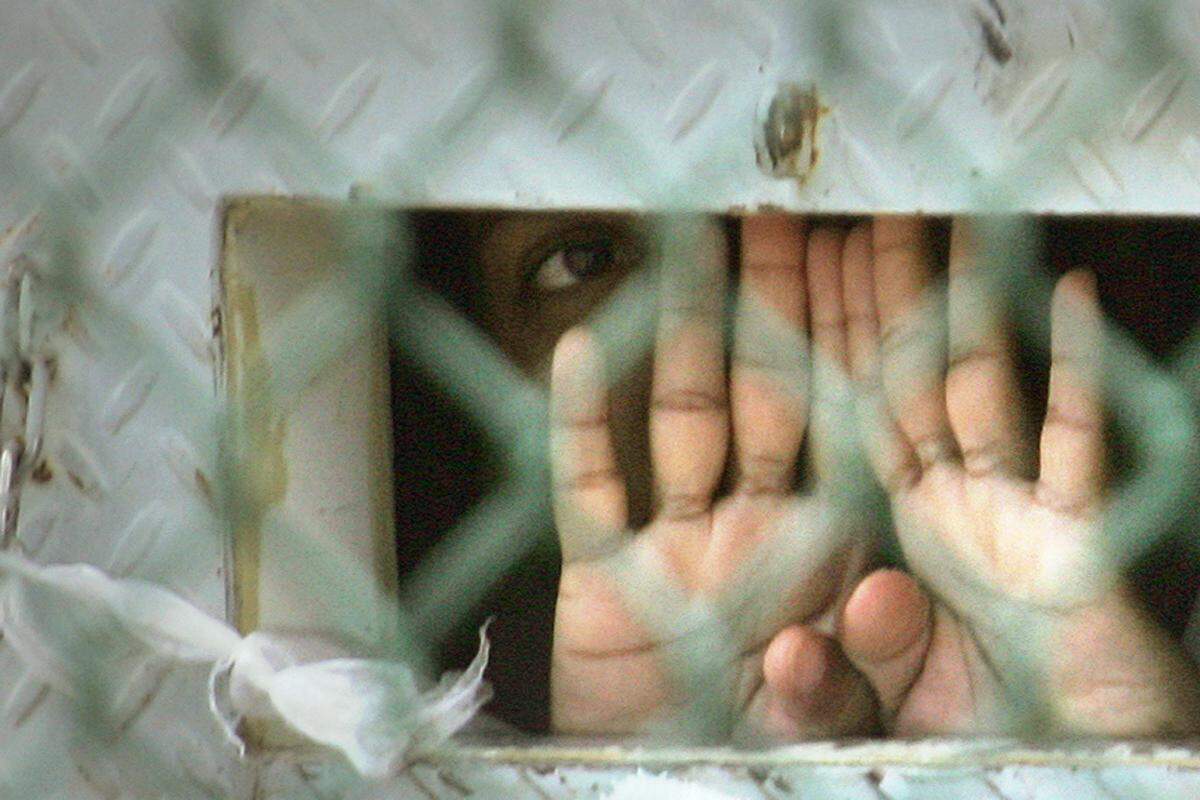 Bisher wurden erst sechs Guantanamo-Gefangene von einer Militärkommission schuldig gesprochen. Ein weiterer Häftling wurde von einem Zivilgericht verurteilt. Fünf Insassen steht demnächst ein Verfahren bevor. Beobachter erwarten, dass es noch bis zu einem Jahr dauern kann, bevor der tatsächliche Prozess beginnt. Den Angeklagten werden Terrorismus und Mord in nahezu 3000 Fällen vorgeworfen. Im Fall einer Verurteilung droht ihnen die Todesstrafe.