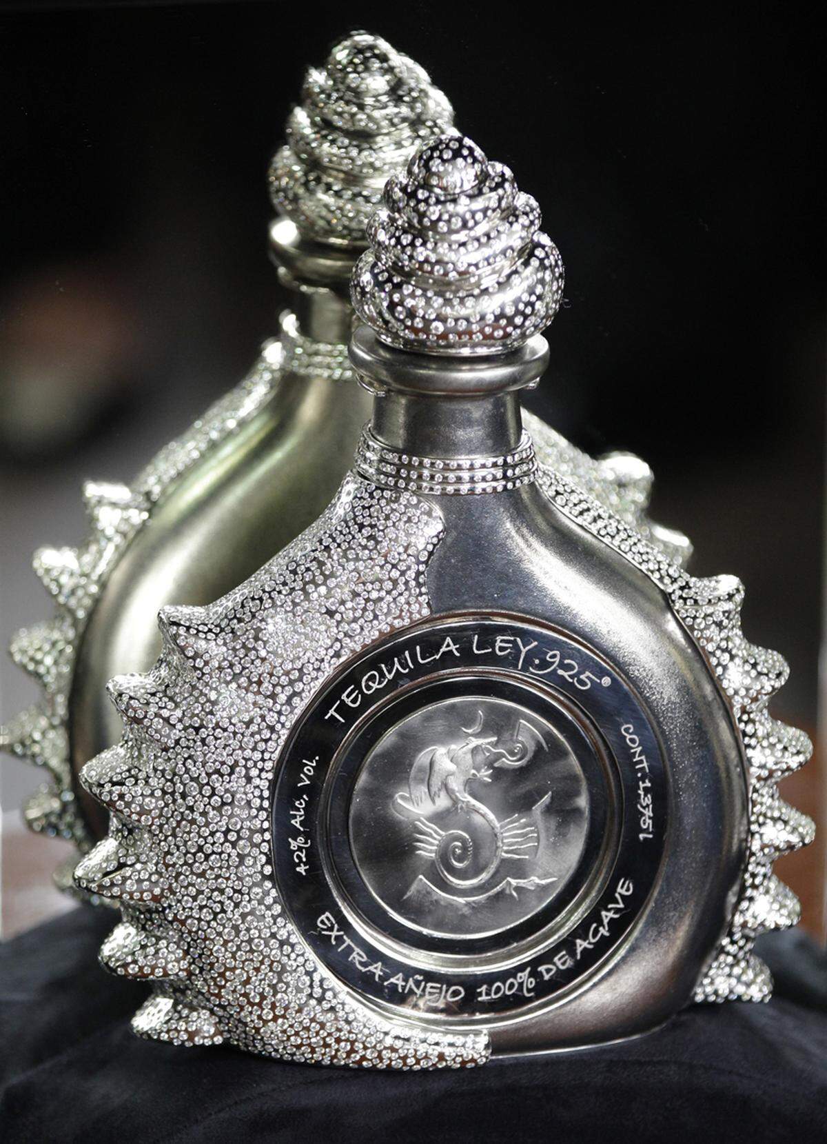 Der teuerste Tequila der Welt kostet 3,5 Millionen Dollar. Fernando Altamirano kreierte die Flasche, die aus 2,3 Kilogramm Platin besteht und mit 4000 Diamanten besetzt ist.