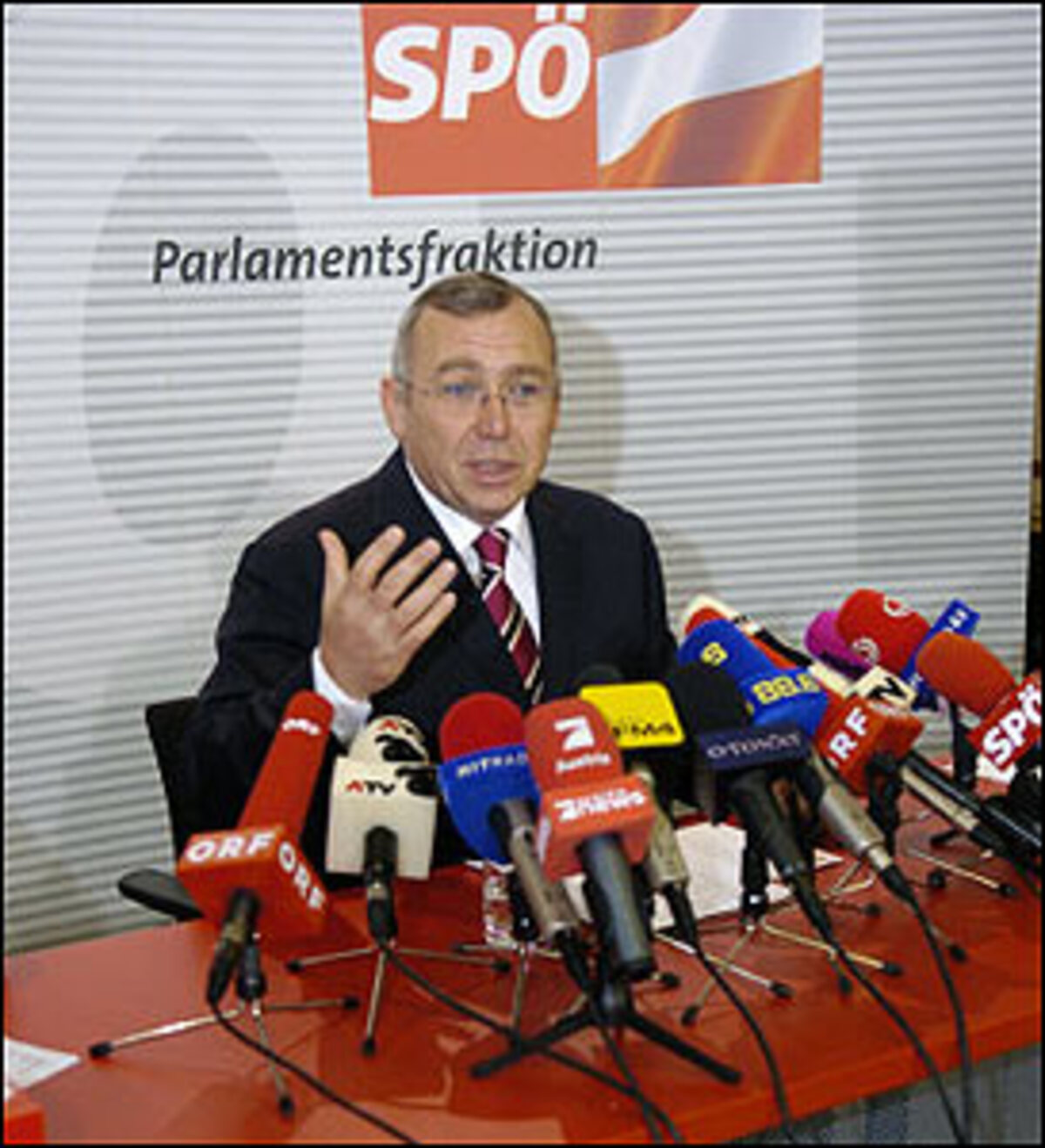 "Österreich hat sich nun ein Monat mit der Befindlichkeit der ÖVP beschäftigt; es wird nun Zeit, dass sich die ÖVP wieder um die Befindlichkeit des Landes kümmert."  Der schnellste U-Ausschuss nahm immer noch sechs Monate in Anspruch, so Gusenbauer weiter.