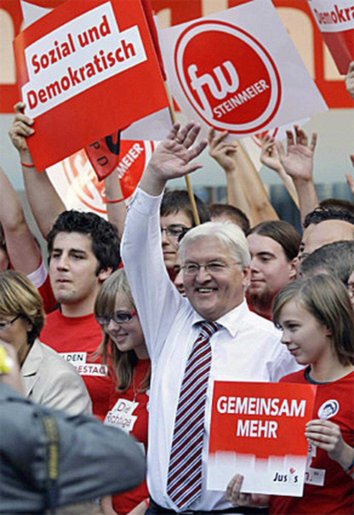 Die Wahlveranstaltungen sind denen von der CDU recht ähnlich: Frank-Walter Steinmeier auf der Bühne in Aachen, umringt von Jugendlichen, die Schilder in die Höhe halten.