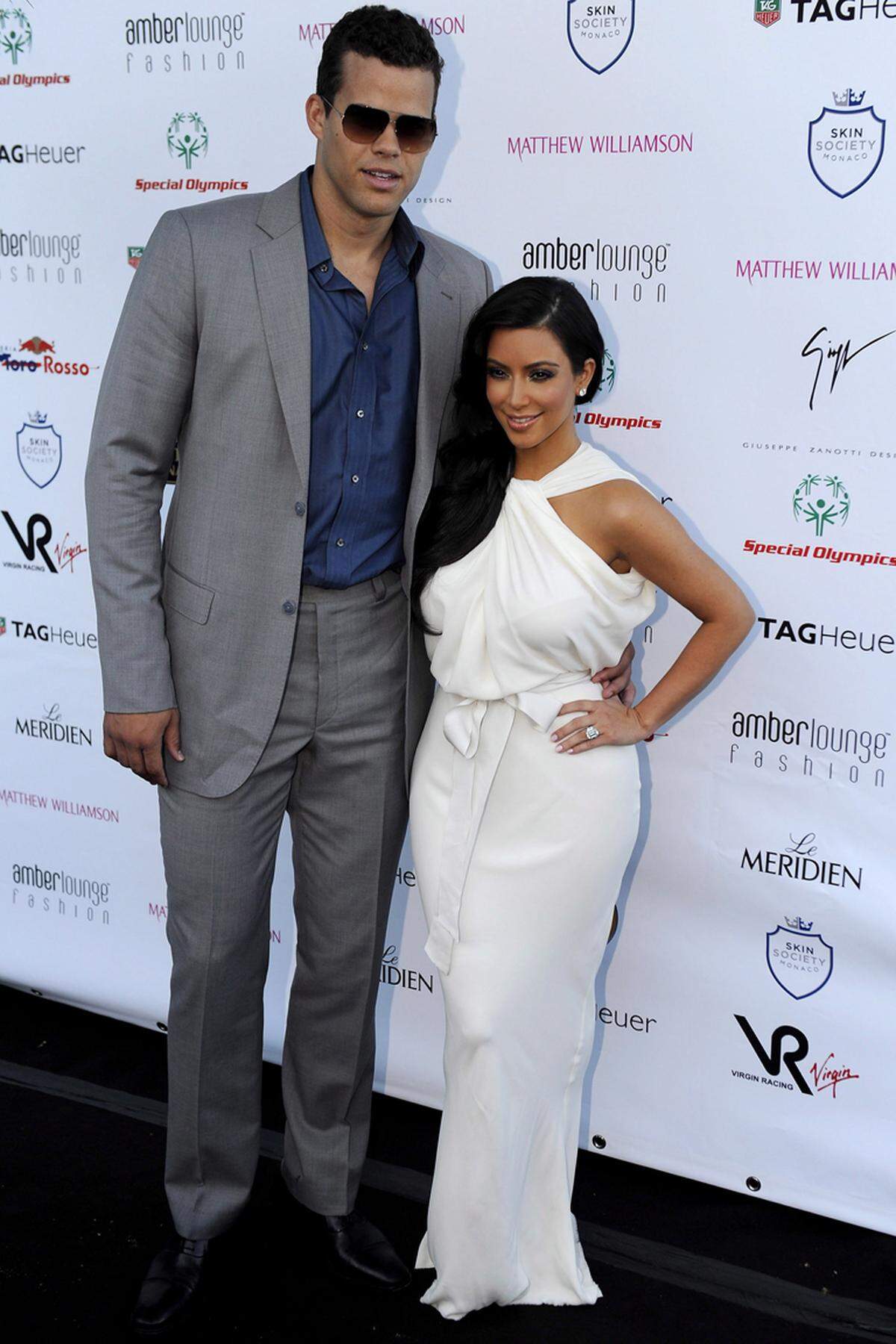 Kim Kardashians Kurzzeit-Ehemann Kris Humphries plant angeblich eine Millionenklage. Der Basketballer, der mit dem Reality-TV-Star 72 Tage verheiratet war, soll sich Berichten zufolge mit Anwälten getroffen haben, um seine Ex auf zehn Millionen Dollar zu verklagen. Grund sei seine Rolle in ihrer Doku-Soap "Kourtney &amp; Kim Take New York". Erstens sei sie größer als geplant und zweitens mache er sich Sorgen, dass er schlecht dargestellt wird.