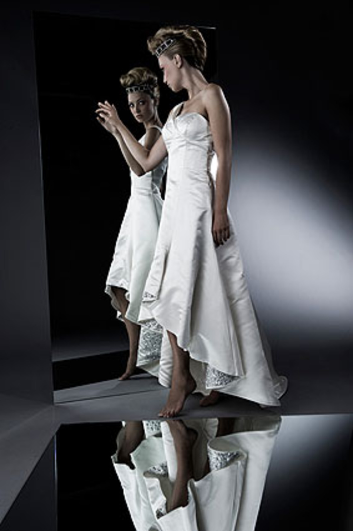 Auch international war Poleschinski mit ihren Kollektionen schon auf Tour, bei der Indie Fashion Week in den USA beispielsweise oder auf den Fashion Weeks von Paris und Tokio. Und hätte die Dame nicht abgesagt, wäre Lindsay Lohan mit einem ihrer Kleider in der Opernball-Loge gesessen. Seidenduchesse Robe 3/4 lang im Vorderteil; bodenlang im Rücken, asymmetrisch im Bustier geschnitten; Volants im Saum großzügig bestickt, 1890 Euro