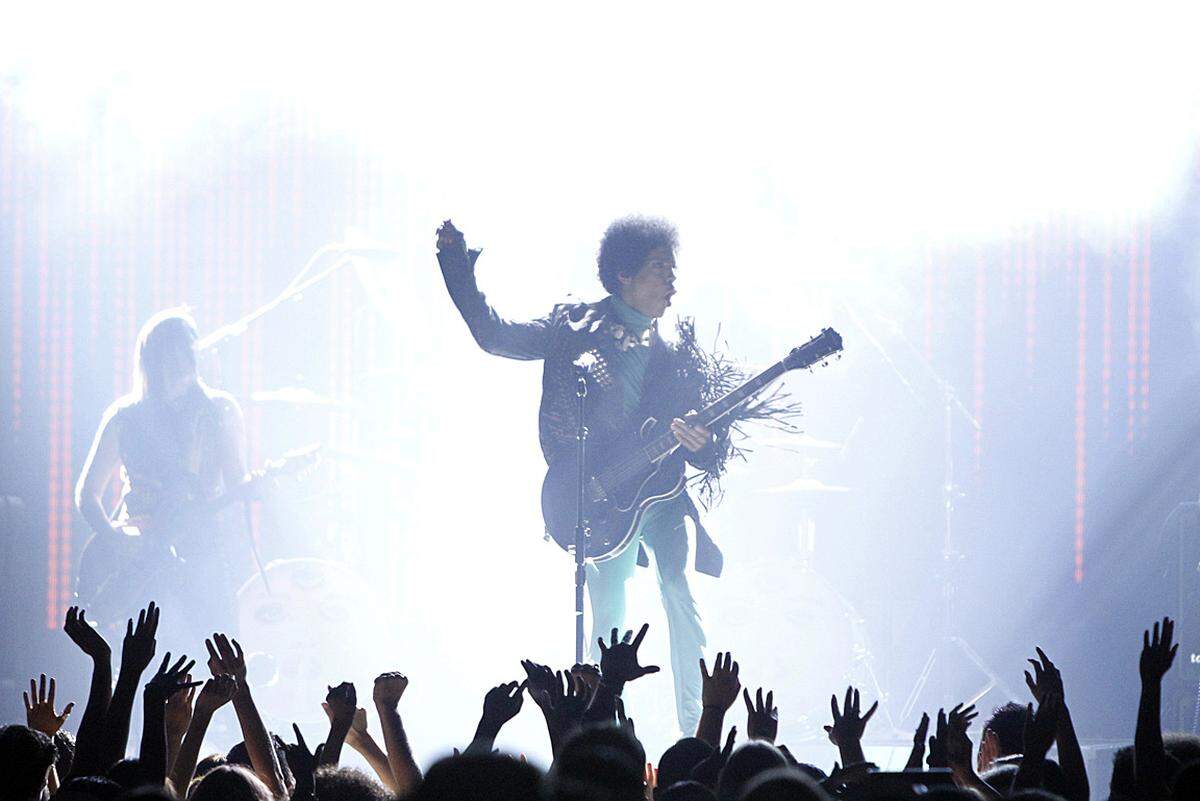 Nun ist Prince völlig überraschend gestorben. In Erinnerung bleiben werden seine lasziven Tanzverrenkungen, frivol-frechen Texte, Glitteroutfits, hohen Absätze und exzentrische Namensänderungen zu "Symbol" und "T.A.F.K.A.P." sowie seine großartigen Songs wie "Purple Rain".