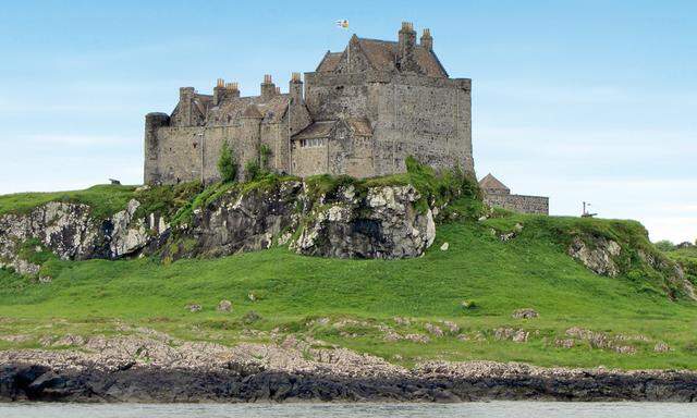 Spektakulär. Schloss Duart Castle thront auf der Insel Mull, einem Eiland der Inneren Hebriden, auf den Felsen – Schottland at its best.
