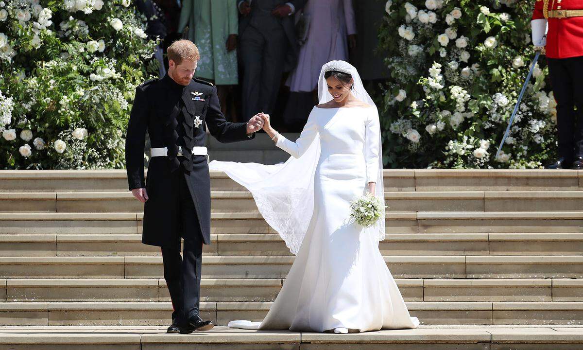 Über Meghan heißt es: "Die kalifornische Braut von Prinz Harry hat uns mit ihrem Givenchy-Hochzeitskleid umgehauen und hat mit jedem weiteren Auftritt den modernen royalen Stil neu definiert."