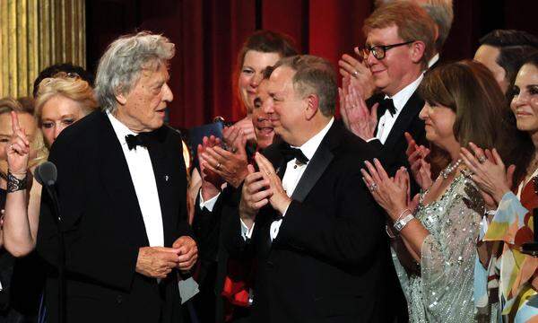 Tom Stoppard nimmt bei den Tony Awards in New York den Preis für das „beste Theaterstück“ entgegen.
