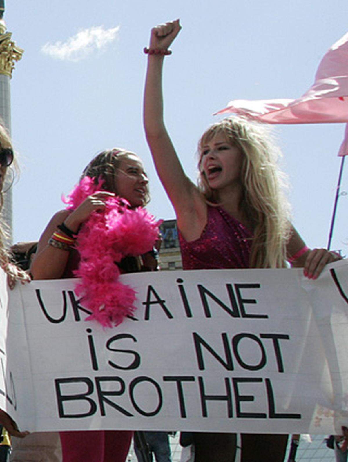 Es ist nicht das erste Mal, dass die vor zwei Jahren gegründete Organisation "Femen" gegen die Zustände in der Ukraine mit recht offensiven Mitteln kämpft.