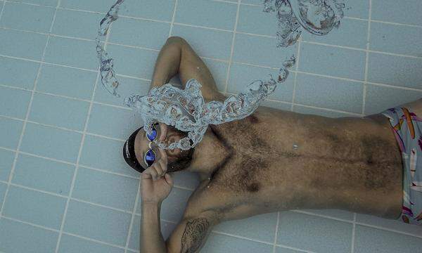 Delfin-Vizeweltmeister Simon Bucher kann sein Leben im Schwimmbecken auch unter Wasser genießen.