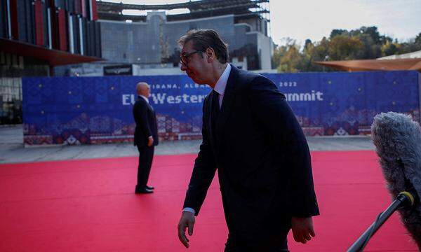 Serbiens Präsident Aleksandar Vucic trifft in Tirana zum EU-Westbalkangipfel ein.
