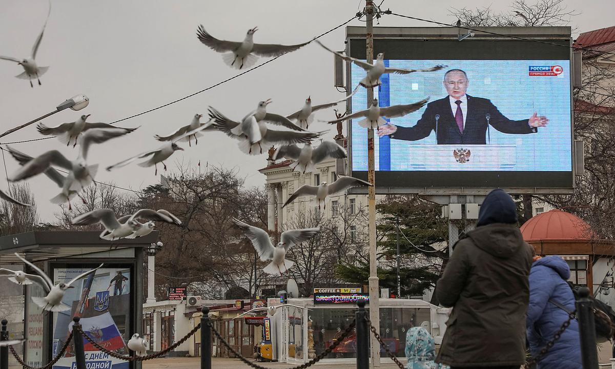 Auch in Sewastopol auf der Krim ist Putins Rede zur Lage der Nation live zu sehen.