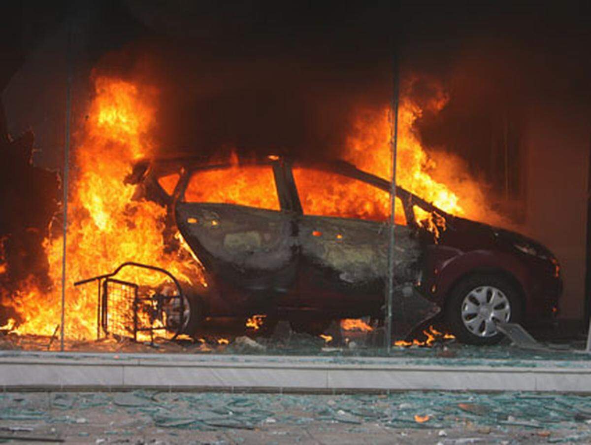 Nichts war vor der Vernichtung sicher: Nicht nur Autos, auch Wohn- und Bürogebäude standen in Flammen.