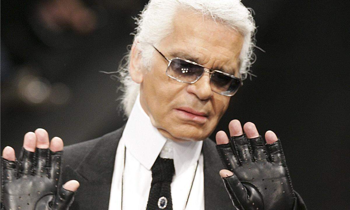 Karl Lagerfeld machte sich selbst zur Marke. Der weiß gepuderte Pferdeschwanz, den er seit 1976 trug, wurde sein Markenzeichen. Ebenso wie seine Brille, zwischendurch ein Fächer und in den letzten Jahren Autofahrerhandschuhe und weiße Hemden mit Vatermörder-Kragen. 