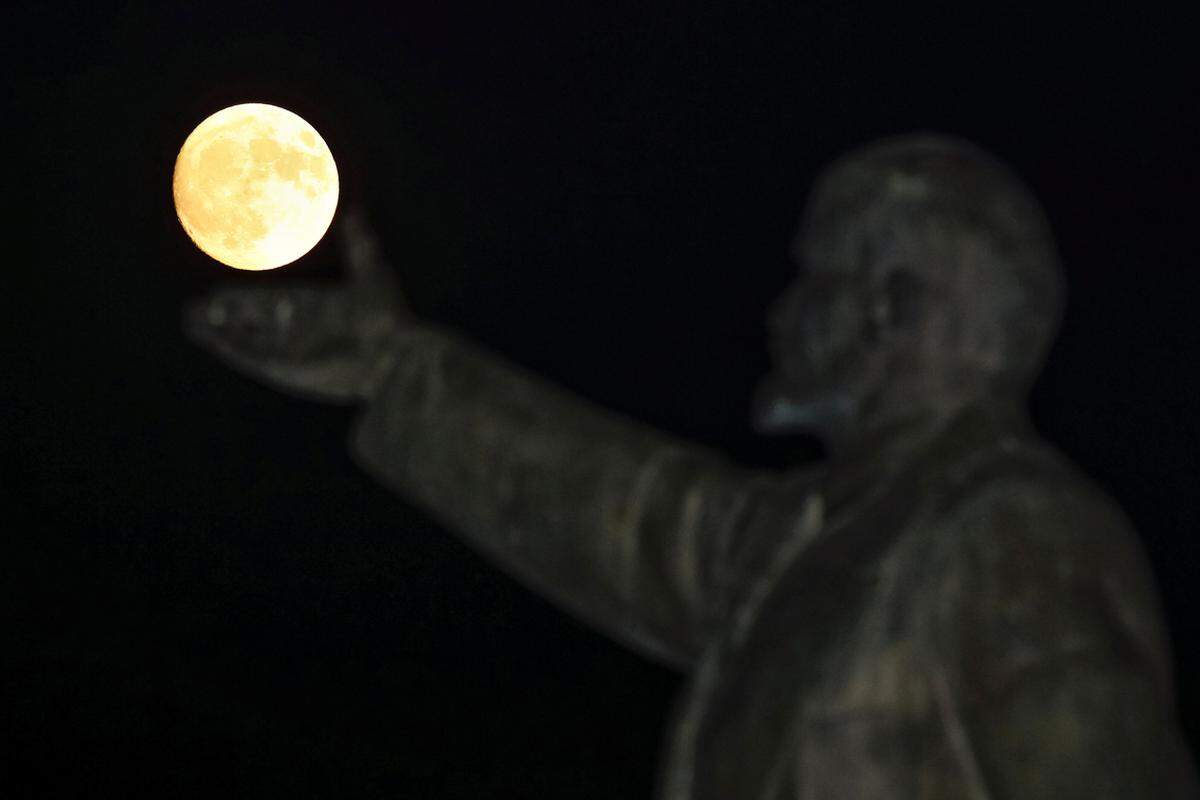 Für Fotografen ist der nahe Vollmond jedenfalls weltweit ein Höhepunkt der nächtlichen Foto-Motive - hier ein kleiner Auszug davon. Die Lenin-Statue in Baikonur, Kasachstan.