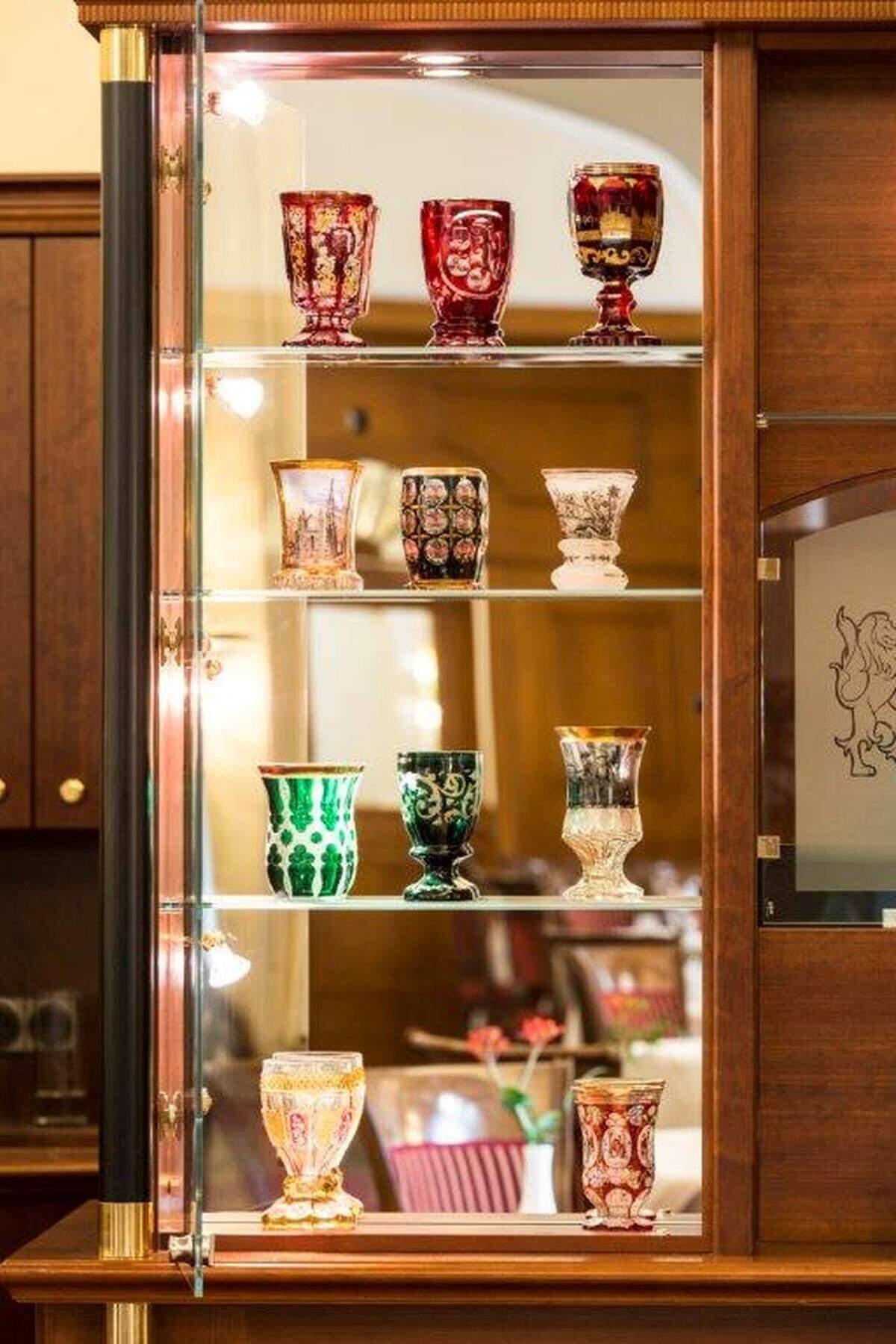Die Antiquitäten stammen aus der Privatsammlung des Hotelinhabers, dazu zählen etwa auch diese Gläser.